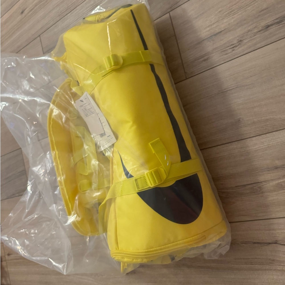 Off-White Yellow and Black Duffel Bag with Iconic Virgil Abloh Design - Picture 7 of 7